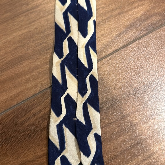 Hugo Boss bundle of 4 ties. - Picture 10 of 11